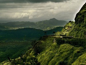 tourist places near pune by train