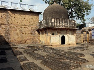 Nizamuddin Tomb & Graveyard
