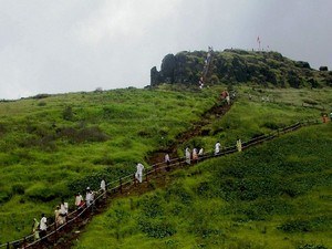 tourist places near pune by train