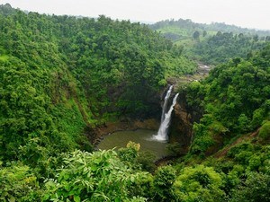 tourist places near pune by train