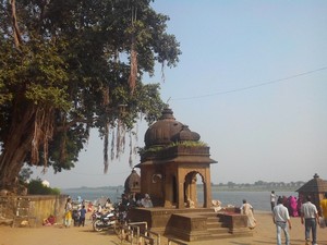 places to visit near omkareshwar within 50 km