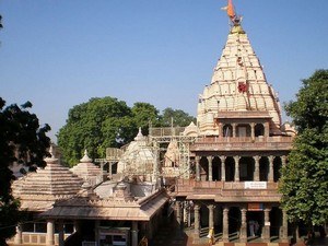 tourist places near indore junction