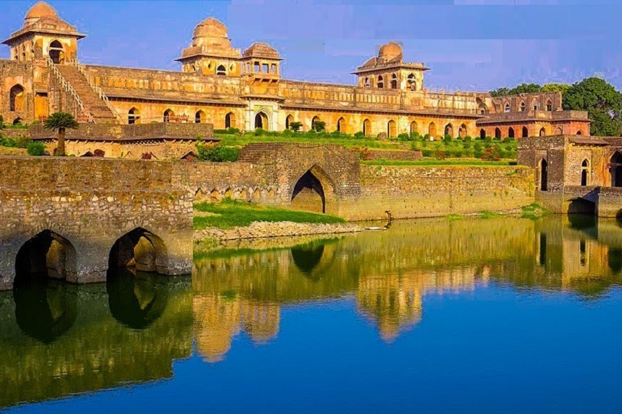 mandu near tourist places