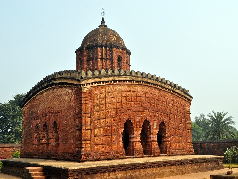 Bishnupur Travel Guide: Unveil the Majesty of Madanmohan Temple, a Towering Bishnu Temple Rich in History and Spiritual Marvels! Explore Now.