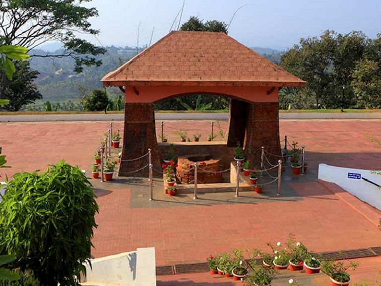 Pazhassi Raja House Pazhassi_Raja_Tomb_Main | Trawell.in Blog