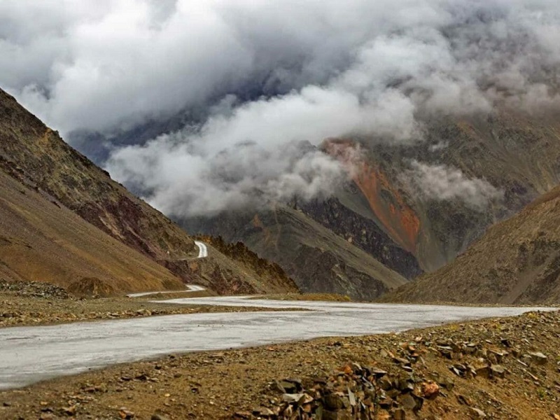 9 Stunning Motorable Mountain Passes in India